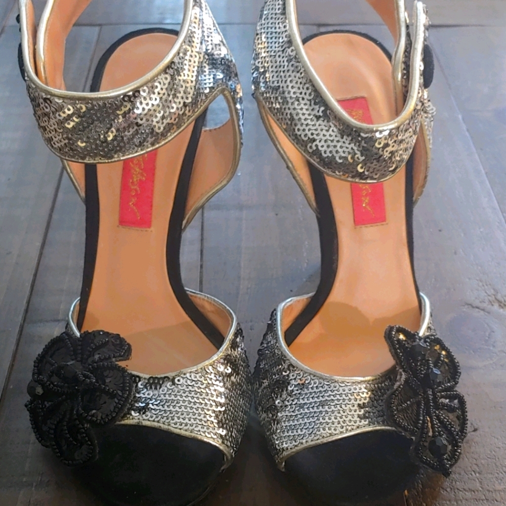Betsey Johnson 3D Flower sequin heels Vero Cuoio